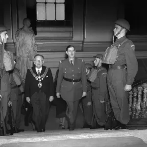 El general de Gaulle, Comandante de las Fuerzas Francesas Libres, llegando a la sala de banquetes.