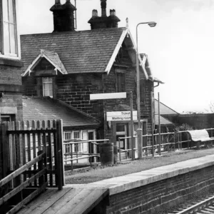 Ein allgemeiner Blick auf das verlassene Bahnhofswid Dringston am 31. März 1976
