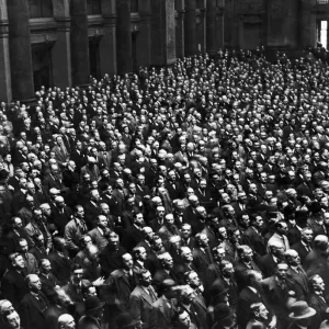 Visuale generale della folla enorme radunata alla Royal Exchange a Manchester durante.