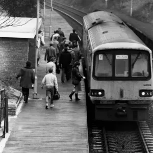Ein allgemeiner Blick auf das Bahnhofsvorfeld von Seaburn mit seinem Holzplattform am 13. Februar 1987