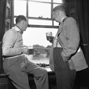 Deux messieurs se détendant avec un verre de déjeuner au White Cross Hotel, Richmond. Deux messieurs se détendant avec un verre de déjeuner au White Cross Hotel, Richmond.