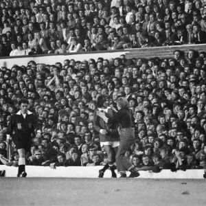 George Best est accueilli par un fan pendant le match. Manchester United v Arsenal. George Best est accueilli par un fan pendant le match. Manchester United v Arsenal.