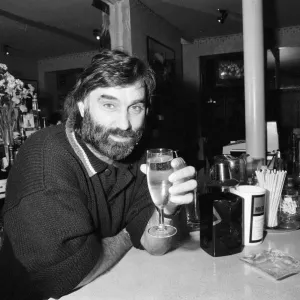 Georg Best im neuen Weinbar 'Besties' in London - 17/01/1989