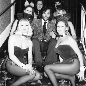Georg Best mit Playgirl-Buntern im Grosvenor-Haus-Gebäude in London Georg Best mit Playgirl-Buntern im Grosvenor-Haus-Gebäude in London