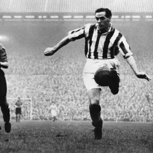 George Lee (4 June 1919 - 1 April 1991) was an English footballer who played left wing George Lee (4 June 1919 - 1 April 1991) was an English footballer who played left wing