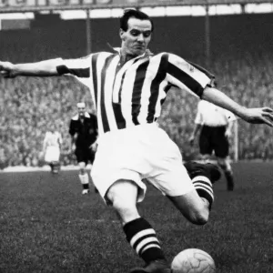 George Lee (4 June 1919 - 1 April 1991) was an English footballer who played left wing George Lee (4 June 1919 - 1 April 1991) was an English footballer who played left wing