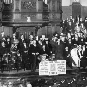 George Peabody Gooch rodeado por el órgano Father Willis aborda a una multitud en la ciudad de Reading.