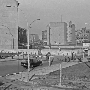 Une voiture diplomatique allemande franchissant le mur de Berlin à Checkpoint Charlie. Circa 1965 Une voiture diplomatique allemande franchissant le mur de Berlin à Checkpoint Charlie. Circa 1965