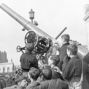 One of several German guns captured by the 8th Army in Libya arrive in Woolwich as