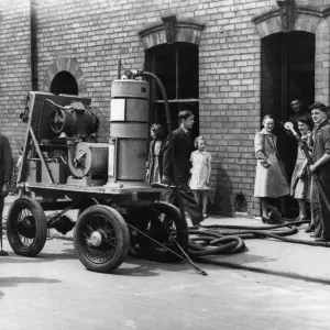 Riesen Staubsauger wurde hier während der Beseitigung nach dem Angriff der Luftwaffe auf Hull gesehen Riesen Staubsauger wurde hier während der Beseitigung nach dem Angriff der Luftwaffe auf Hull gesehen