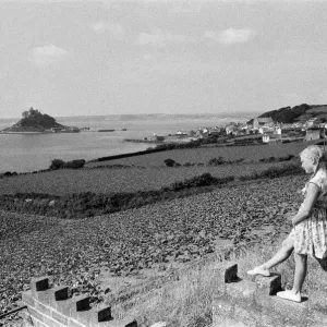 Une fille regardant vers St Michel Mount, Cornouailles, septembre 1968.