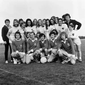 Las chicas de la agencia de modelos Anne Scott juegan fútbol contra un equipo de Sweetheart Plastics. Las chicas de la agencia de modelos Anne Scott juegan fútbol contra un equipo de Sweetheart Plastics.