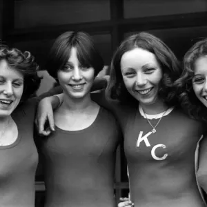 Quattro ragazze della squadra di ginnastica della scuola Hodge Hill che hanno partecipato alle esibizioni a Tally Ho.