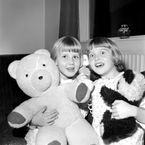 Girls left to right: Ailsa (6) and Alison (8) Mackey of Romily Girls left to right: Ailsa (6) and Alison (8) Mackey of Romily