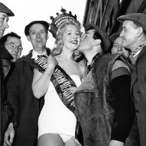 Glamour - Reines de beauté 1958. Miss Méditerranée Orange est vue ici embrassée par l'un de.