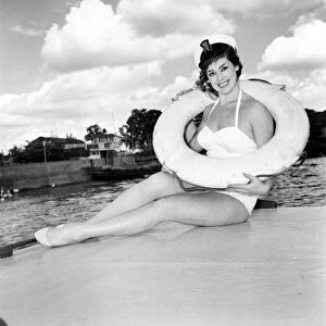 Glamour girl / actress June Barry at Hammersmith Pier. June 1960 M4372-010