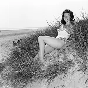 Glamour girls Marion and Jean Collins on the beach. June 1960 M4323-002