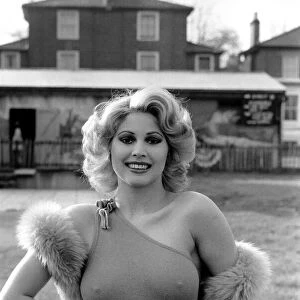 Glamour: Penina Golan. February 1975 75-01030-007