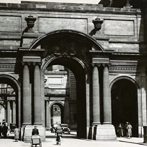 Glasgow City Chambers ARches behind building 1930s John Street