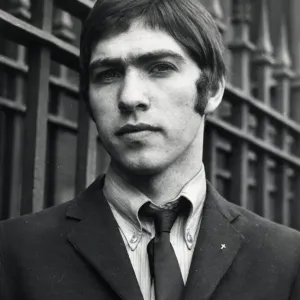 Les Gangs de Glasgow Mars 1970 Denis Mulligan coupé au visage 2 points de suture à l'extérieur du tribunal. Les Gangs de Glasgow Mars 1970 Denis Mulligan coupé au visage 2 points de suture à l'extérieur du tribunal.