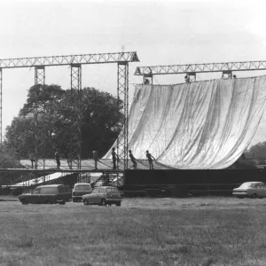 Glastonbury Festival, Pilton, building stage at the pop festival in 1979 Glastonbury Festival, Pilton, building stage at the pop festival in 1979