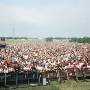 Glastonbury Festival, Worthy Farm, Picton, Somerset. Huge crowds pictured Glastonbury Festival, Worthy Farm, Picton, Somerset. Huge crowds pictured