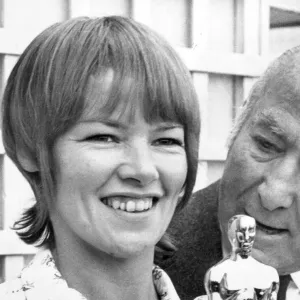 Glenda Jackson hält ihren Oscar für die beste Schauspielerin, der ihr bei einer Empfangsveranstaltung überreicht wurde. Glenda Jackson hält ihren Oscar für die beste Schauspielerin, der ihr bei einer Empfangsveranstaltung überreicht wurde.