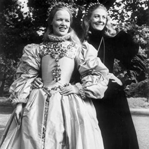 Glenda Jackson and Vanessa Redgrave in their respective roles as Queen Elizabeth