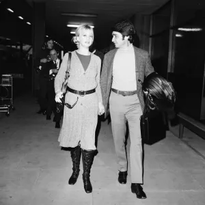 Golddi Hawn, amerikanische Schauspielerin mit Ehemann Gus Trikonis, im Londoner Flughafen Heathrow