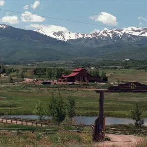 La granja de Goldie Hawn en Aspen, Colorado, donde la princesa Diana está quedando con sus hijos Príncipe. La granja de Goldie Hawn en Aspen, Colorado, donde la princesa Diana está quedando con sus hijos Príncipe.