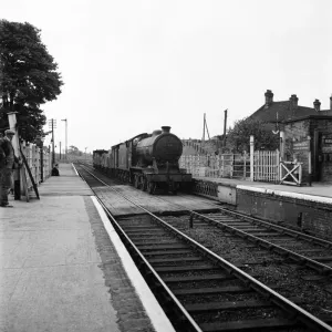 Un train de marchandises entre dans la gare ferroviaire à Halesworth Suffolk. Juin 1952 C3365