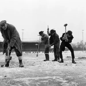 Gravesend and Northfleet training session in the snow ahead of their FA Cup fourth Gravesend and Northfleet training session in the snow ahead of their FA Cup fourth