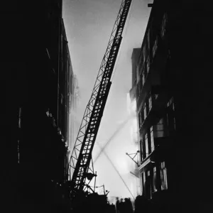 Der Große Brand von London, Personal und Drehkreuzladder bei der Stadtbrandbekämpfung im Gange waren Der Große Brand von London, Personal und Drehkreuzladder bei der Stadtbrandbekämpfung im Gange waren