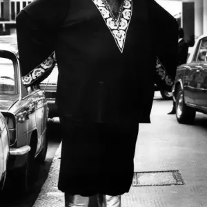 Le chanteur grec Demis Roussos portant des bottes à plateforme et un Kaftan le 2 octobre 1976. Le chanteur grec Demis Roussos portant des bottes à plateforme et un Kaftan le 2 octobre 1976.