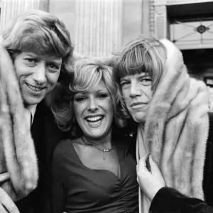 Greg Smith marries Lynda Bellingham, who is to star in his next film Greg Smith marries Lynda Bellingham, who is to star in his next film