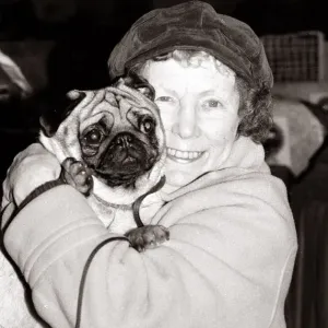Gretchen Franklin - quien interpretó a Ethel en la serie de televisión Eastenders con su compañero de reparto mascota. Gretchen Franklin - quien interpretó a Ethel en la serie de televisión Eastenders con su compañero de reparto mascota.