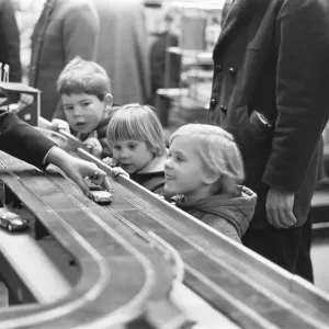 Un grupo de niños miran con nostalgia al último conjunto de carreras de slot Scalextric en.
