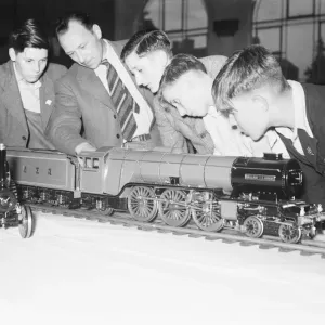 Ein Gruppe von Schülern aus Coventry untersucht ein Modell eines LNER-A 1-Dampflokoms um die Jahrhundert Ein Gruppe von Schülern aus Coventry untersucht ein Modell eines LNER-A 1-Dampflokoms um die Jahrhundert
