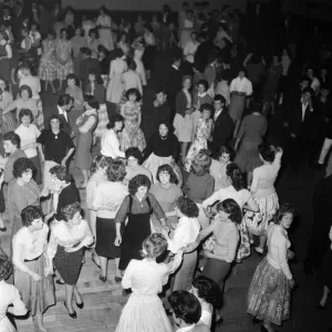Un gruppo di ballerini al Victoria Ballroom. Halifax in West Yorkshire. 10 giugno 1959 Un gruppo di ballerini al Victoria Ballroom. Halifax in West Yorkshire. 10 giugno 1959