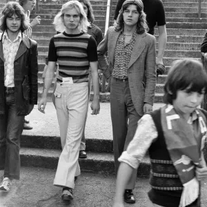 Un gruppo di tifosi del calcio lascia Highbury dopo una partita dell'Arsenal. Ottobre 1972 Un gruppo di tifosi del calcio lascia Highbury dopo una partita dell'Arsenal. Ottobre 1972