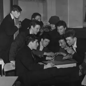 Un groupe de Teddy Boys fumant des cigarettes au Rodney Youth Centre à Liverpool. Un groupe de Teddy Boys fumant des cigarettes au Rodney Youth Centre à Liverpool.