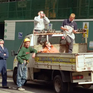 Un grupo de trabajadores en el centro de la ciudad de Liverpool observando un eclipse solar. 11 de agosto de 1999.