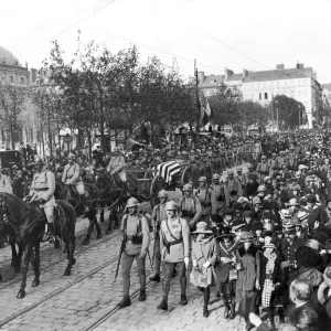 A gun carriage flanked by columns of French war orphans during the funeral of an American
