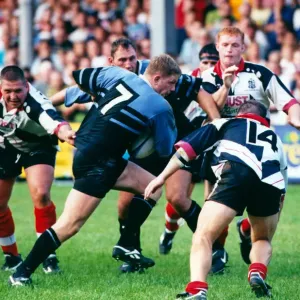Gwyn Jones (número 7) durante el partido de Rugby Unión Cardiff contra Pontypridd.