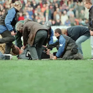 Gwyn Jones (número 7) se encuentra en el suelo durante el partido de rugby Cardiff contra Swansea.