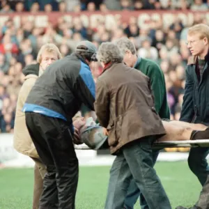 Gwyn Jones (número 7) es llevado en estirador desde el terreno durante Cardiff contra Swansea.