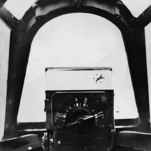 A Gyro Gunsight Print: A R.A.F. gun sight image from 1944