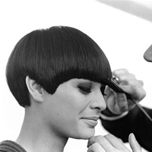 Hairdresser Vidal Sassoon with model Sandra Mundy, giving her the boyish Mary Quant hair