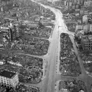 HAMBURG ON THE DAY OF ITS SURRENDER Minutes after surrender on May 3 1945 HAMBURG ON THE DAY OF ITS SURRENDER Minutes after surrender on May 3 1945