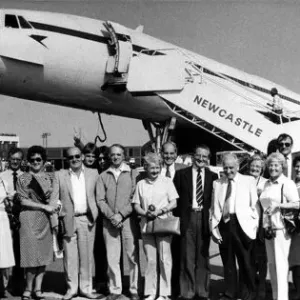 Glückliche Passagiere, die bald das britische Flugzeug der Concorde von Air France und British European Airways (B.E.A.) betreten werden Glückliche Passagiere, die bald das britische Flugzeug der Concorde von Air France und British European Airways (B.E.A.) betreten werden